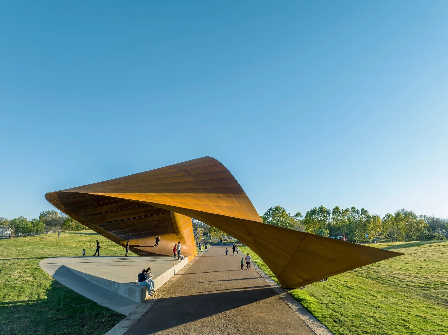 Trahan Architects создаёт «невесомый» стальной павильон из гнутой вручную стали в Арканзасе