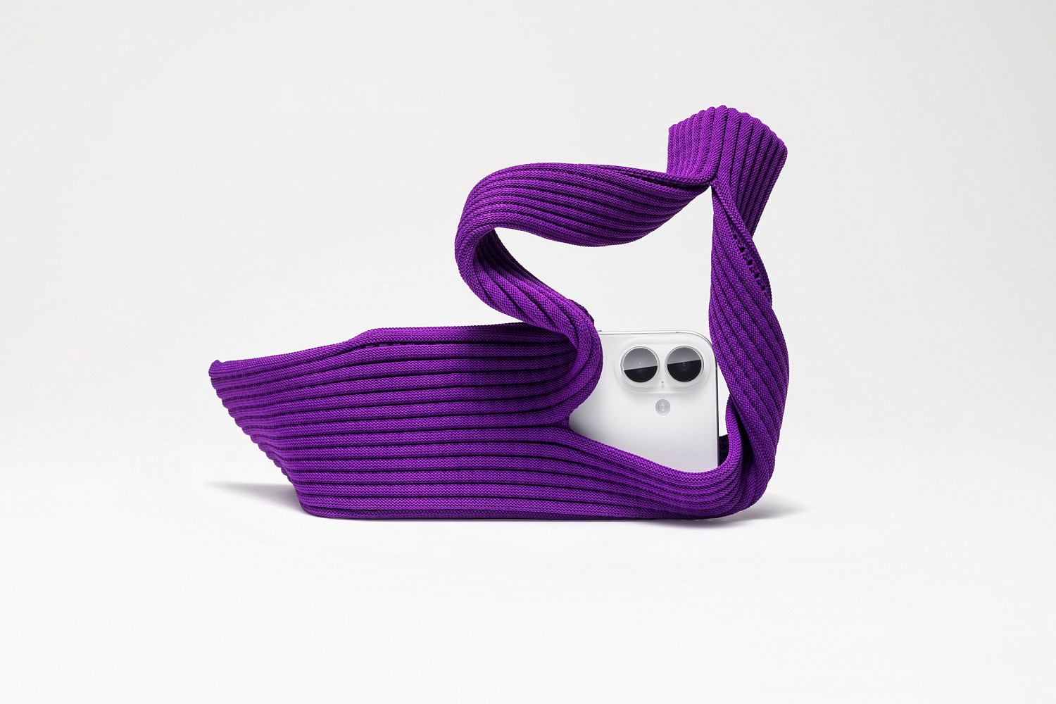 Apple и Issey Miyake создали расширяемый «дополнительный карман» для iPhone